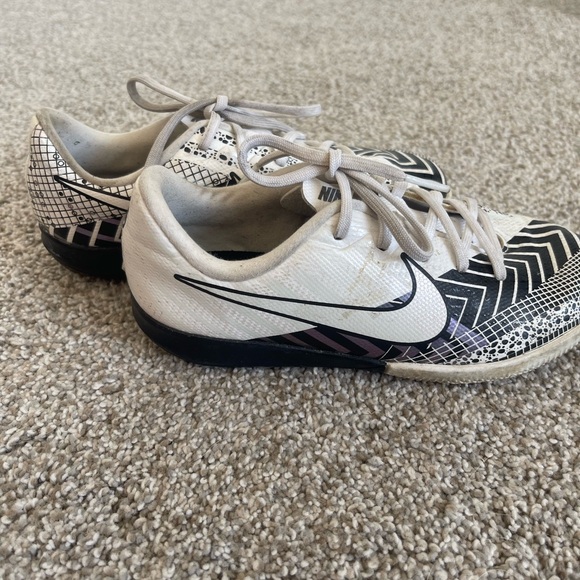 Youth Nike Cristiano Ronaldo Indoor soccer shoes - Picture 6 of 10